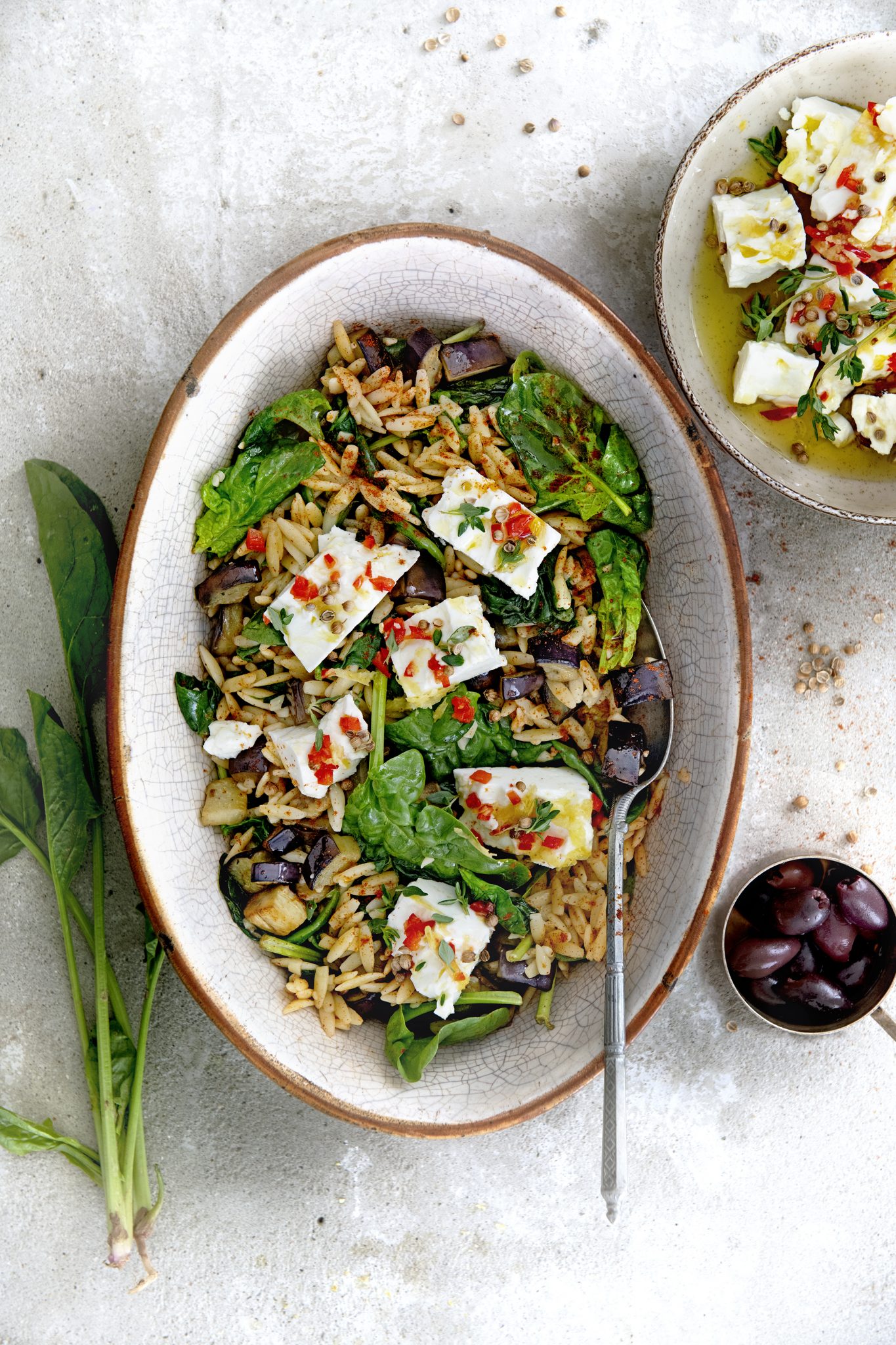 Orzo Met Aubergine Spinazie En Gemarineerde Feta Delicious Magazine