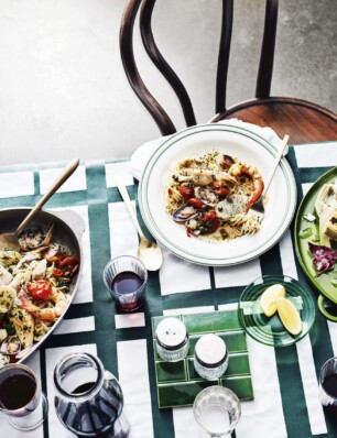 spaghetti marinara met witte wijn en kappertjes