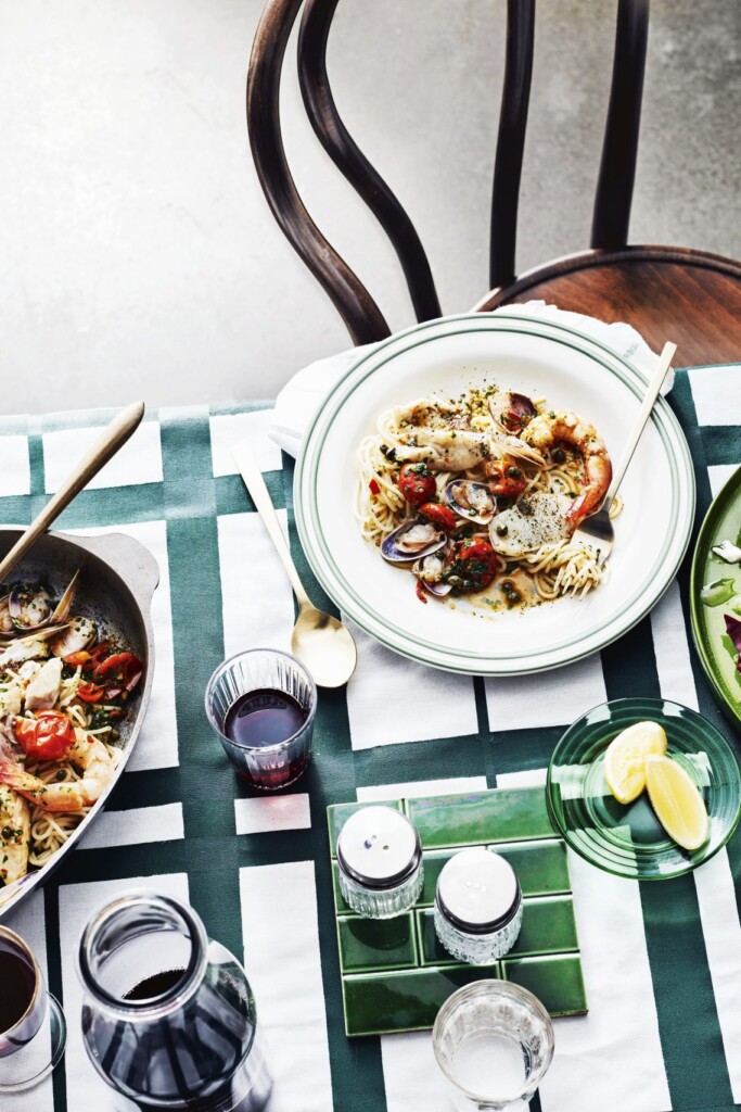 spaghetti marinara met witte wijn en kappertjes