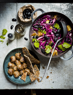 nordic bonenstoof met karwijballetjes en sesam-crispbread