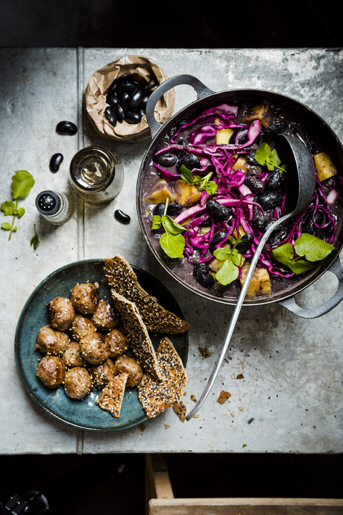 nordic bonenstoof met karwijballetjes en sesam-crispbread