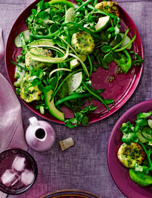 salade met avocado en geitenkaas met kruidenkruimelkorstje