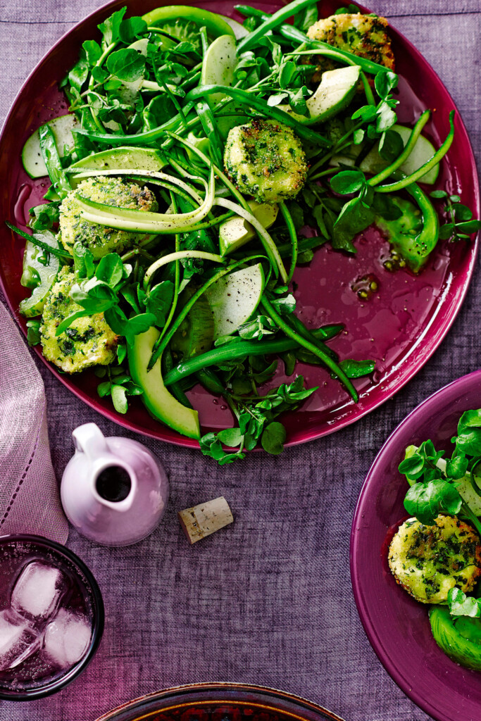 salade met avocado en geitenkaas met kruidenkruimelkorstje