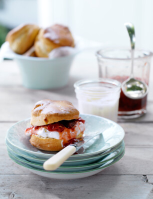 klassieke scones met jam & room