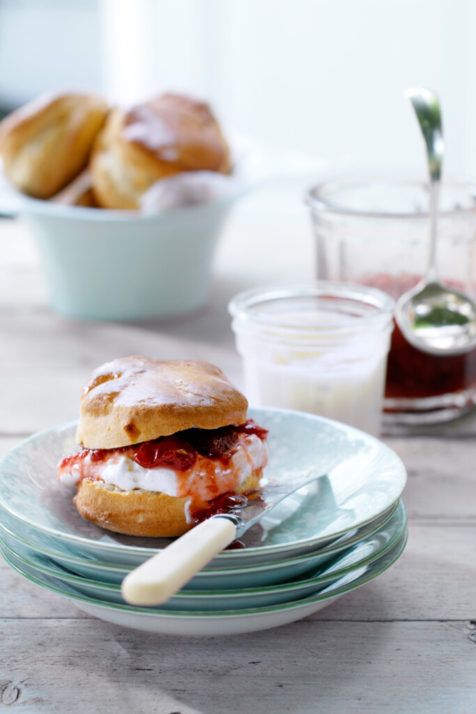 klassieke scones met jam & room