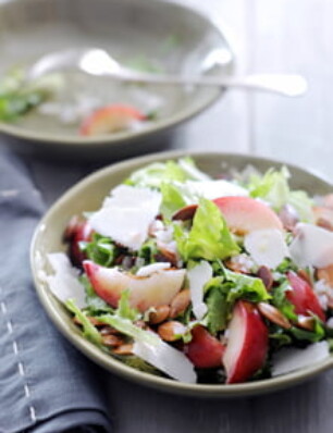 andijviesalade met nectarine, pompoenpitten en oude geitenkaas