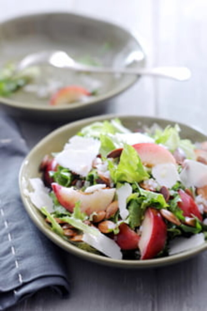 andijviesalade met nectarine, pompoenpitten en oude geitenkaas