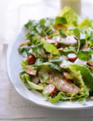 groene salade met gerookte forel