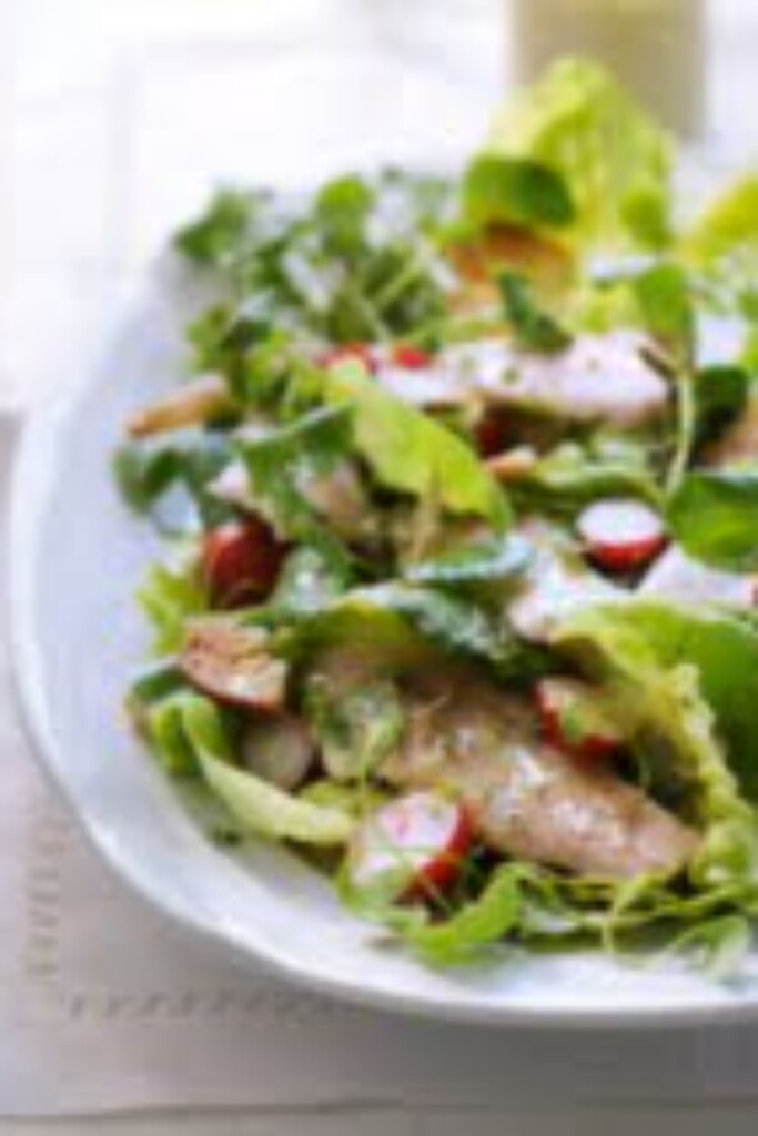 groene salade met gerookte forel