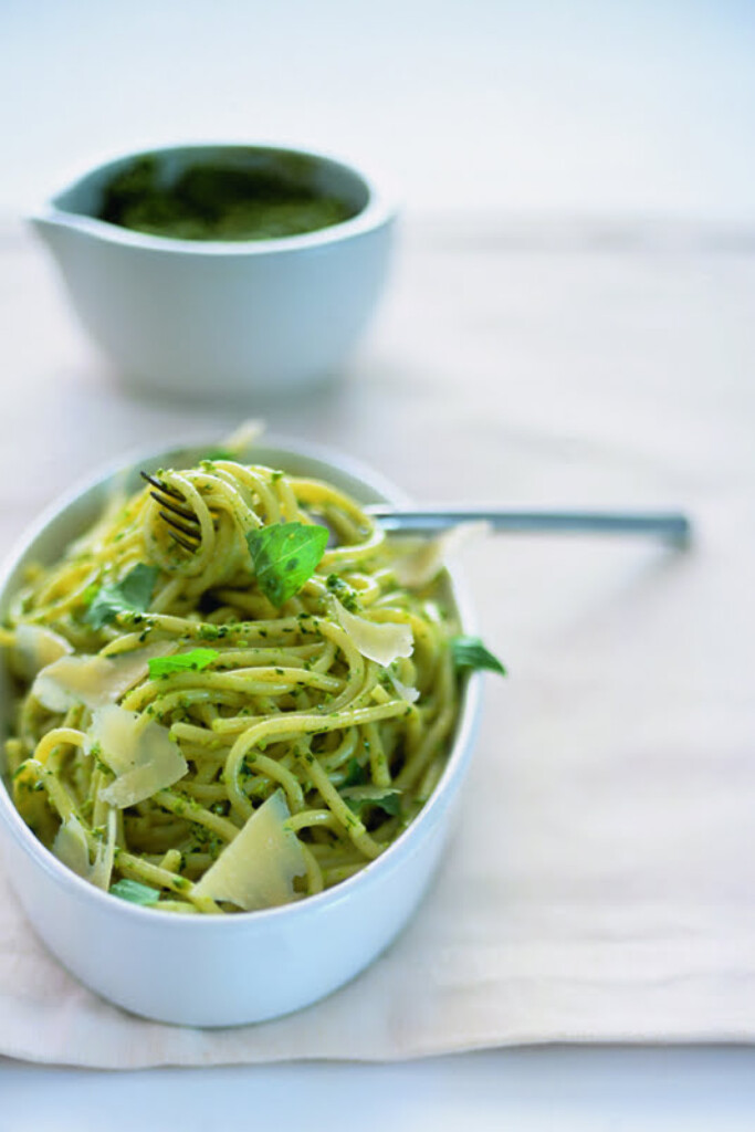 spaghetti met pistachepesto en oude kaas