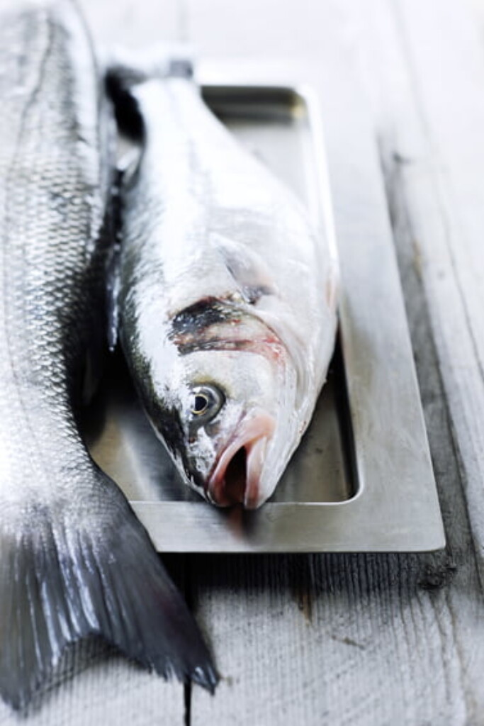 Dungesneden zeebaars met gekonfijte tomaat en pancettavinaigrette