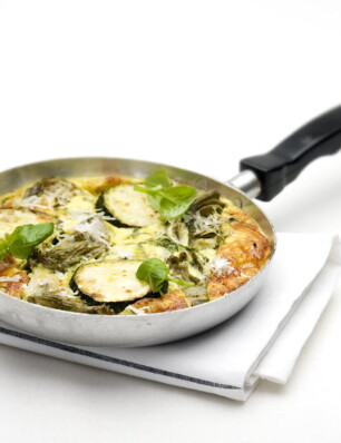 frittata met courgette en basilicum