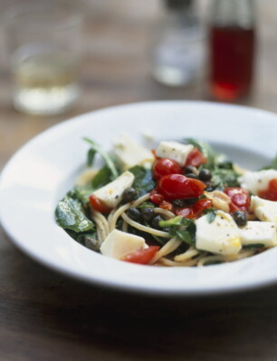 spaghetti met tomaatjes, rucola en mozzarella