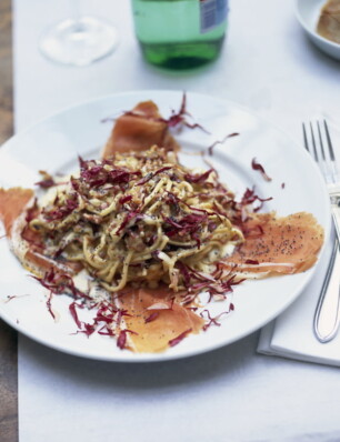 tagliolini met radicchio en prosciutto San Daniele