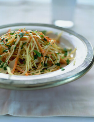 salade van witte kool en wortel met tahin-citroendressing