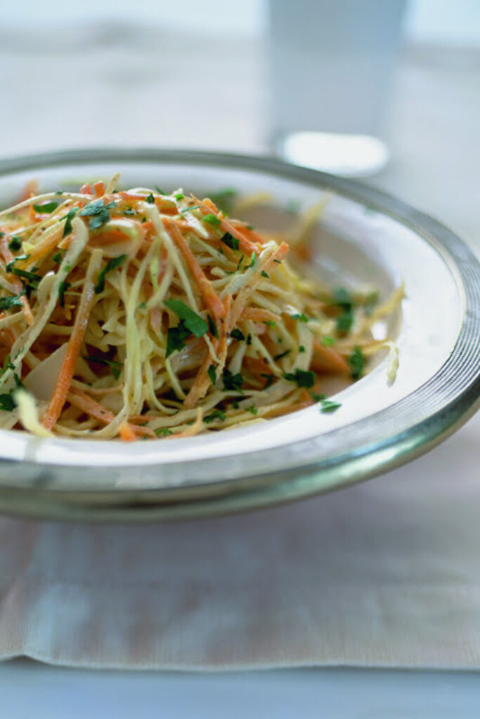 salade van witte kool en wortel met tahin-citroendressing