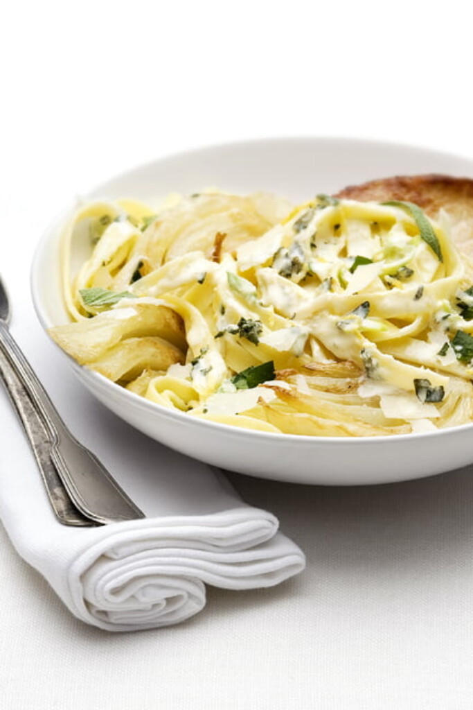 pasta met gebakken venkel en citroen-kruidensaus