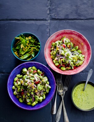 salade van radijs, tuinbonen en groene tahinsaus