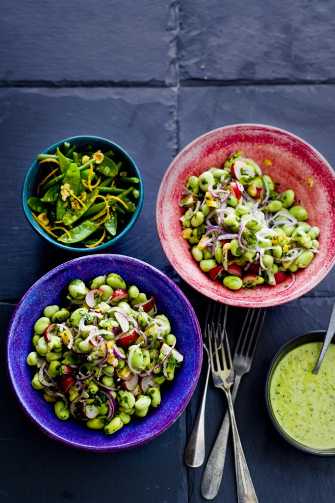 salade van radijs, tuinbonen en groene tahinsaus