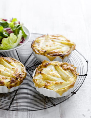 quiche met asperge en radicchiosalade