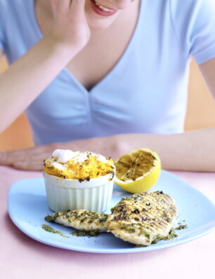 Gegrilde kipfilet met zoete-aardappelgratin