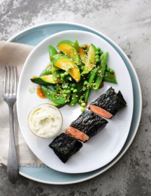 zalm teriyaki in nori-vellen met voorjaarsgroenten