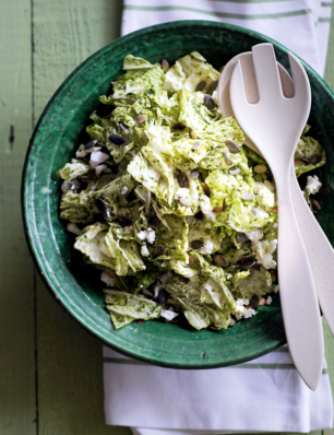 Chinese koolsalade met peterselie-pestodressing, pompoenpitten en geitenkaas