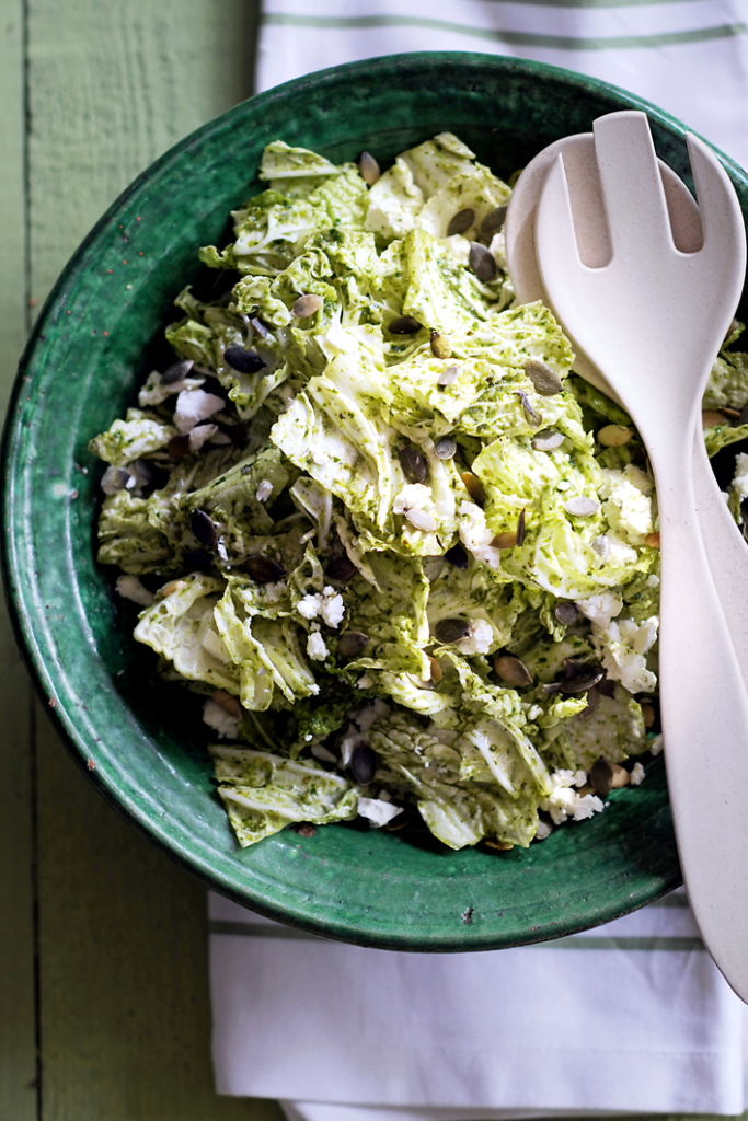 Chinese koolsalade met peterselie-pestodressing, pompoenpitten en geitenkaas