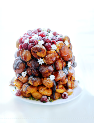 croquembouche met witte chocomousse en frambozen