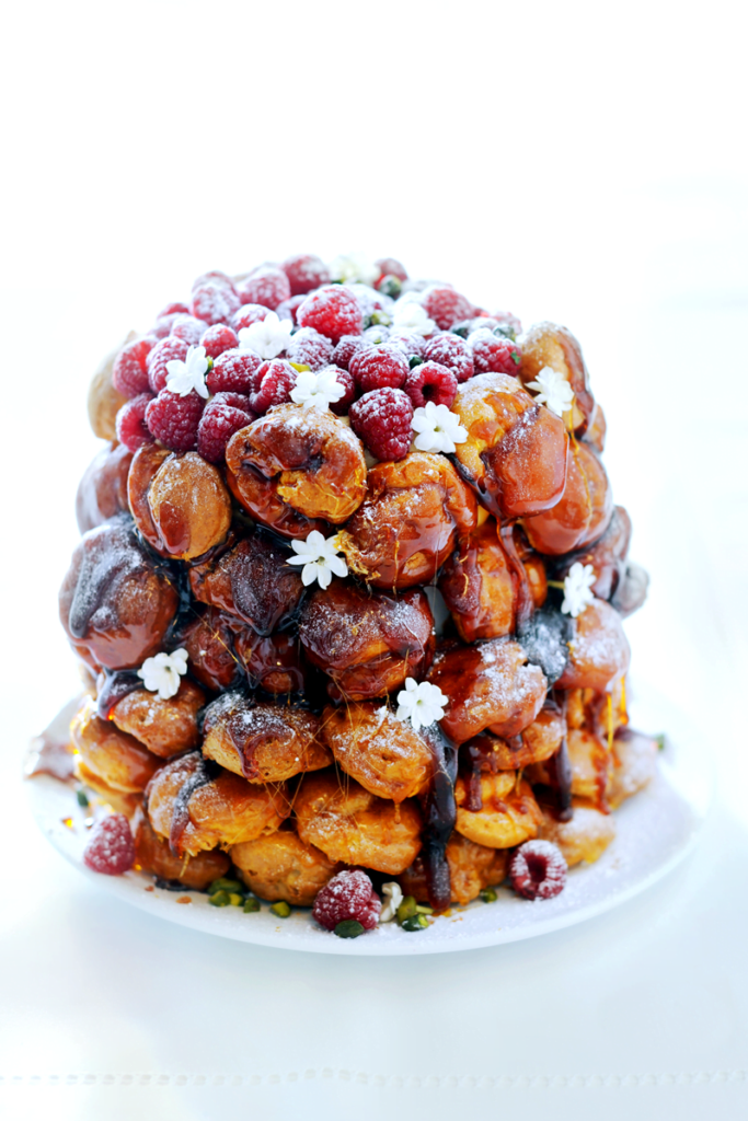 croquembouche met witte chocomousse en frambozen