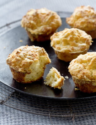 muffins met boerenkaas en komijn