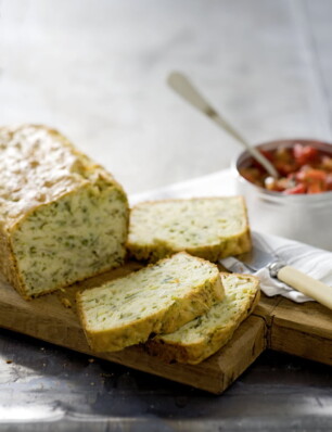 Courgettecake met paprika-tomatensaus