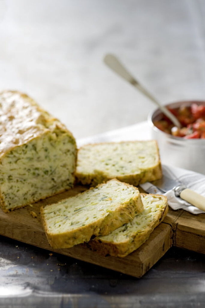 Courgettecake met paprika-tomatensaus