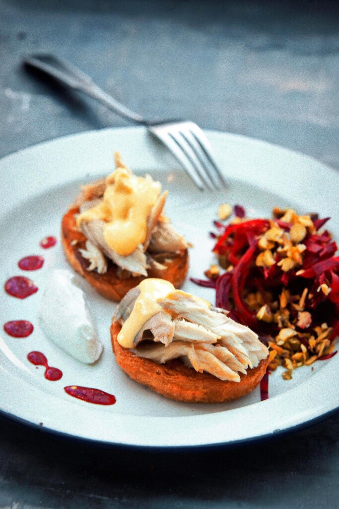 Gerookte makreel op crostini met mayo