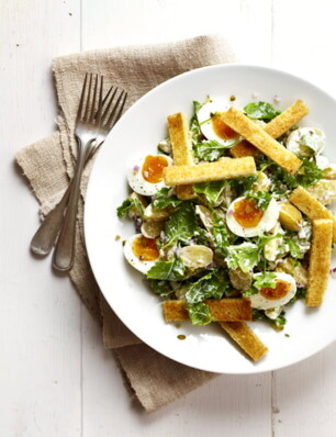 aardappelsalade met raapstelen, eitjes en soldaatjes