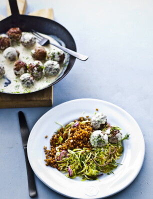 zweedse gehaktballetjes met kruiden-koolsalade