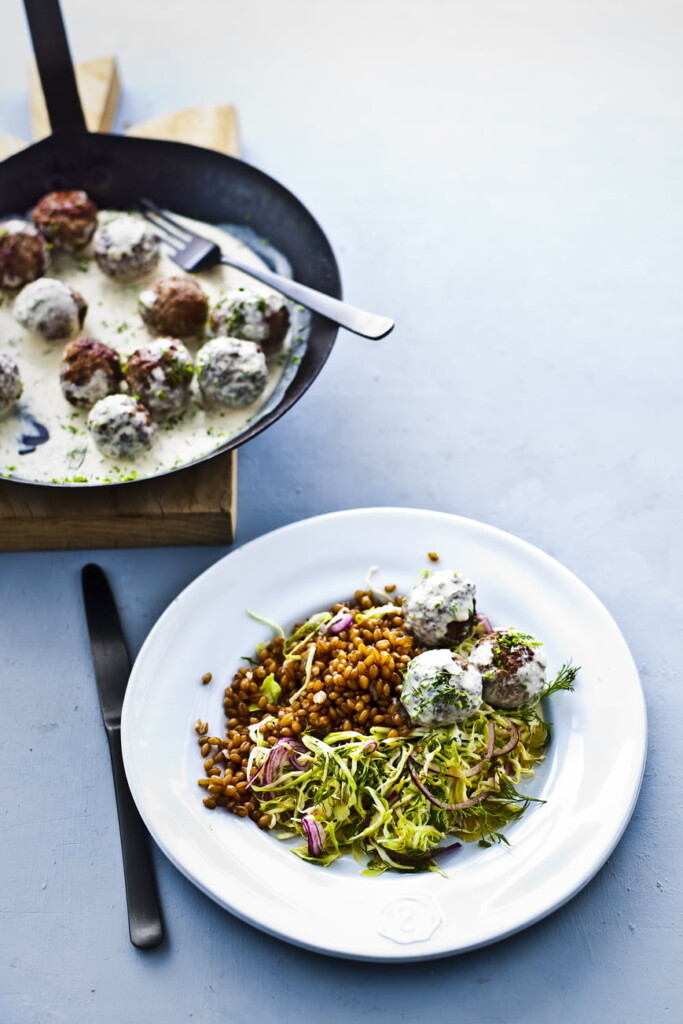 zweedse gehaktballetjes met kruiden-koolsalade