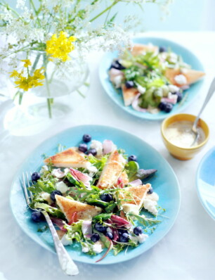 zomersalade met bladgroenten, bessen en geitenkaas