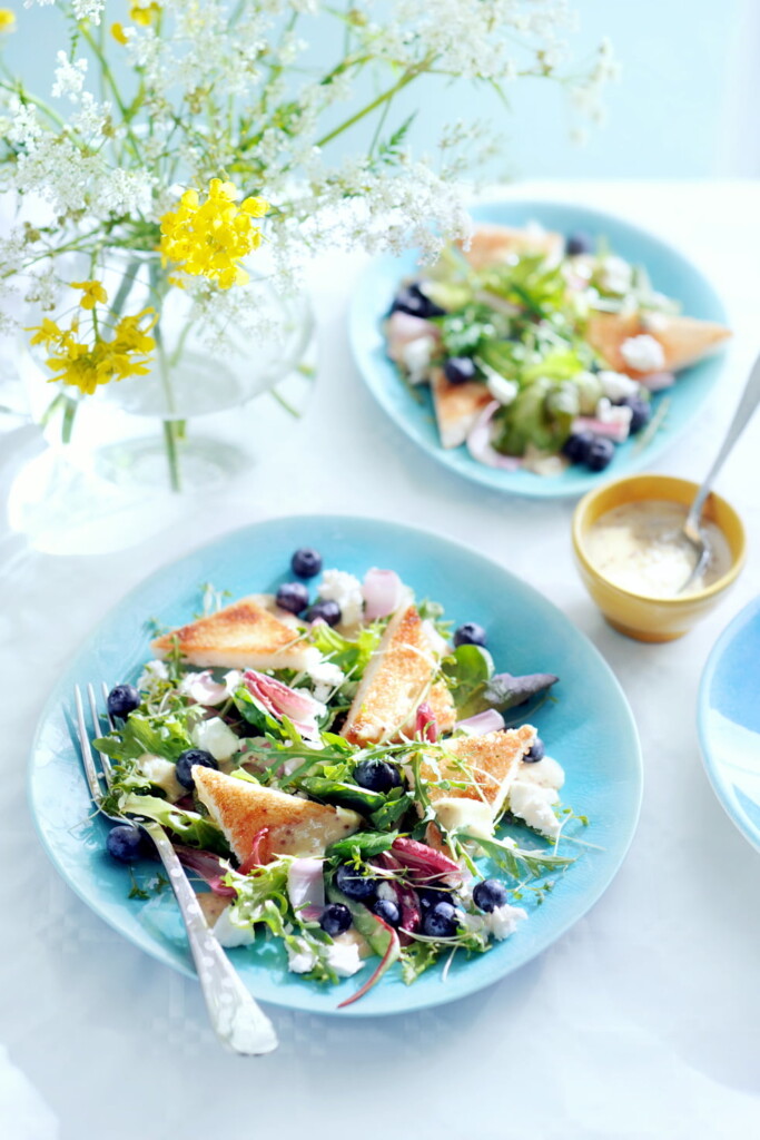 zomersalade met bladgroenten, bessen en geitenkaas