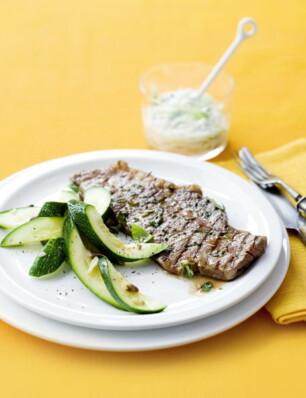 gegrilde entrecotes met kruidige courgette en tzaziki