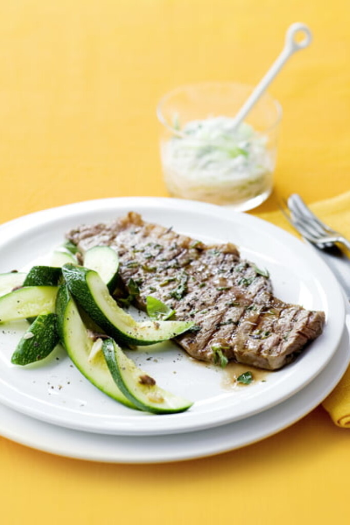 gegrilde entrecotes met kruidige courgette en tzaziki