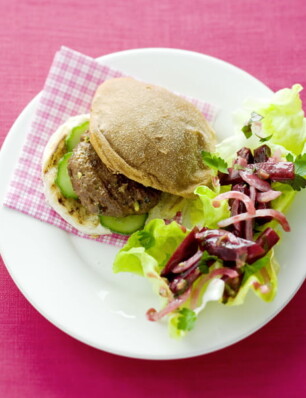 snelle burgers met bietensalsa en sla