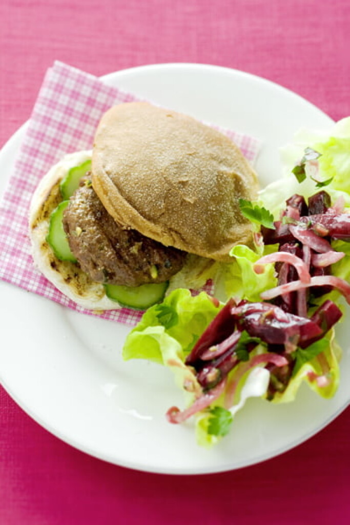 snelle burgers met bietensalsa en sla