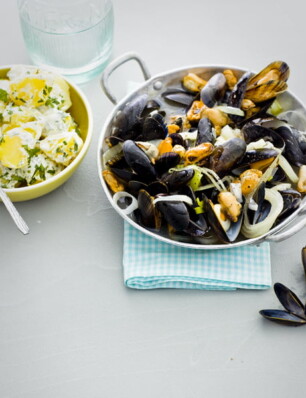 normandische mosselen met aardappelsalade