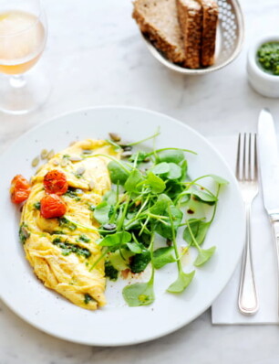 omelet met geitenkaas, postelein en postelein-oreganopesto