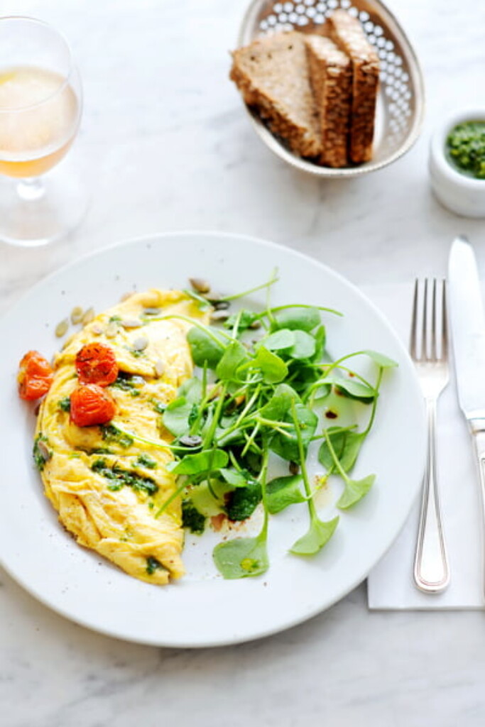 omelet met geitenkaas, postelein en postelein-oreganopesto