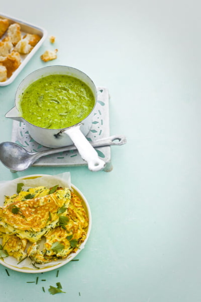 courgette-erwtensoep met kruidenomelet