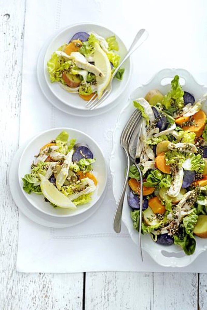 aardappelsalade met little gem, boerenkip en za’atardressing