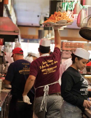 kijkje in de keuken van katz’s: new york’s beroemdste deli