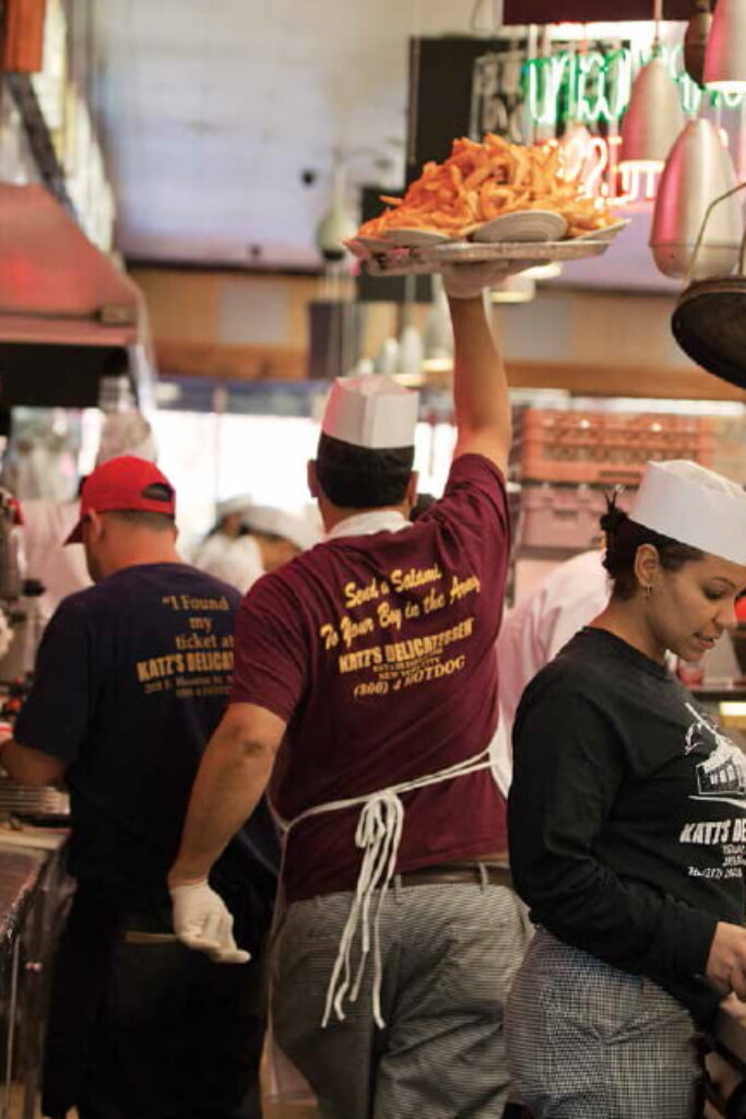 kijkje in de keuken van katz’s: new york’s beroemdste deli